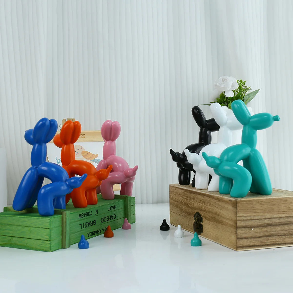 Balloon dog figurine — angle view